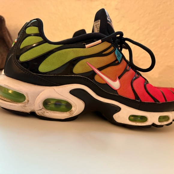 Nike Red and Green Sneakers with Iconic Design - Picture 8 of 16